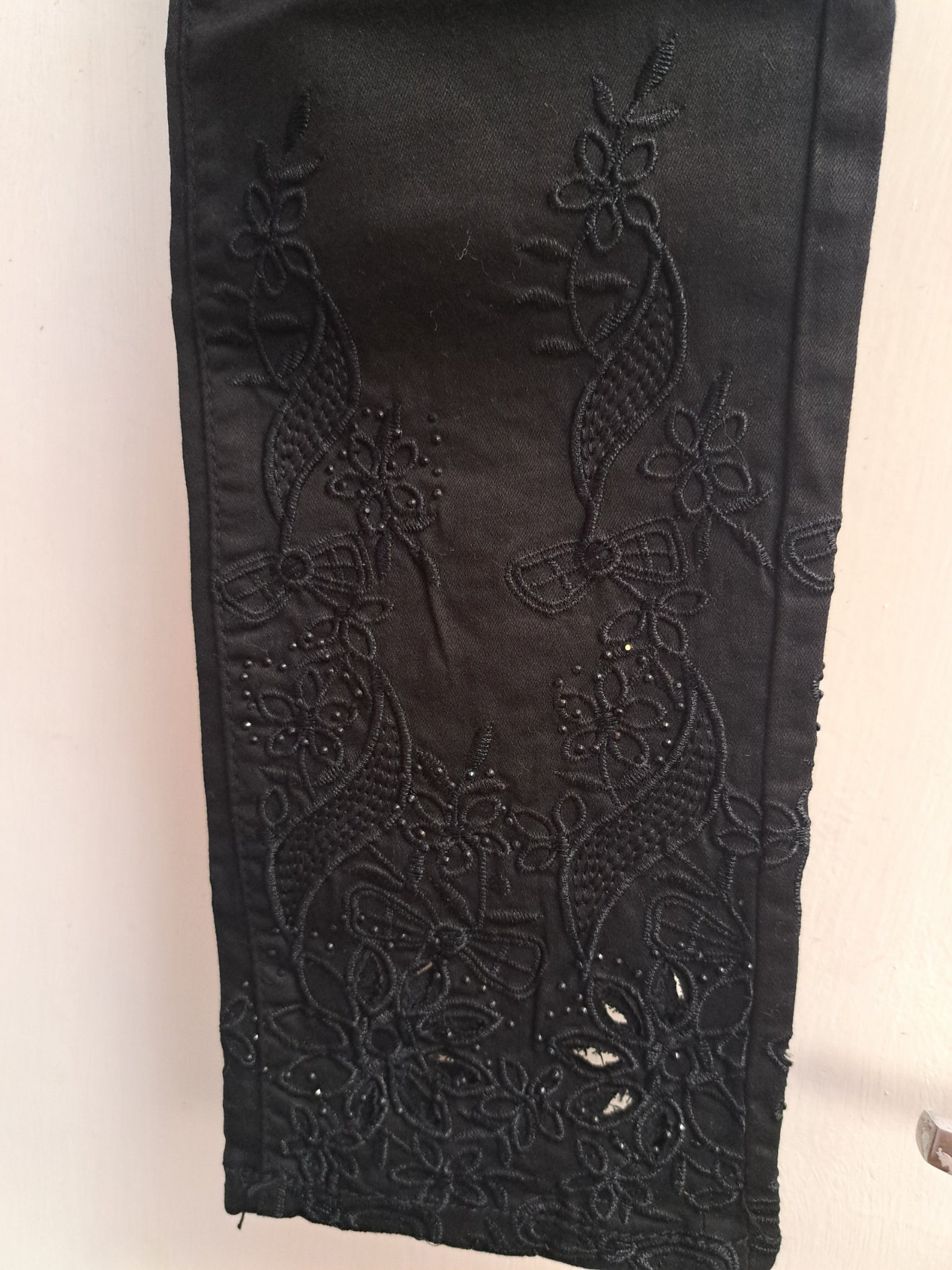 Rose Player Black Embroidery-Leg Jeans