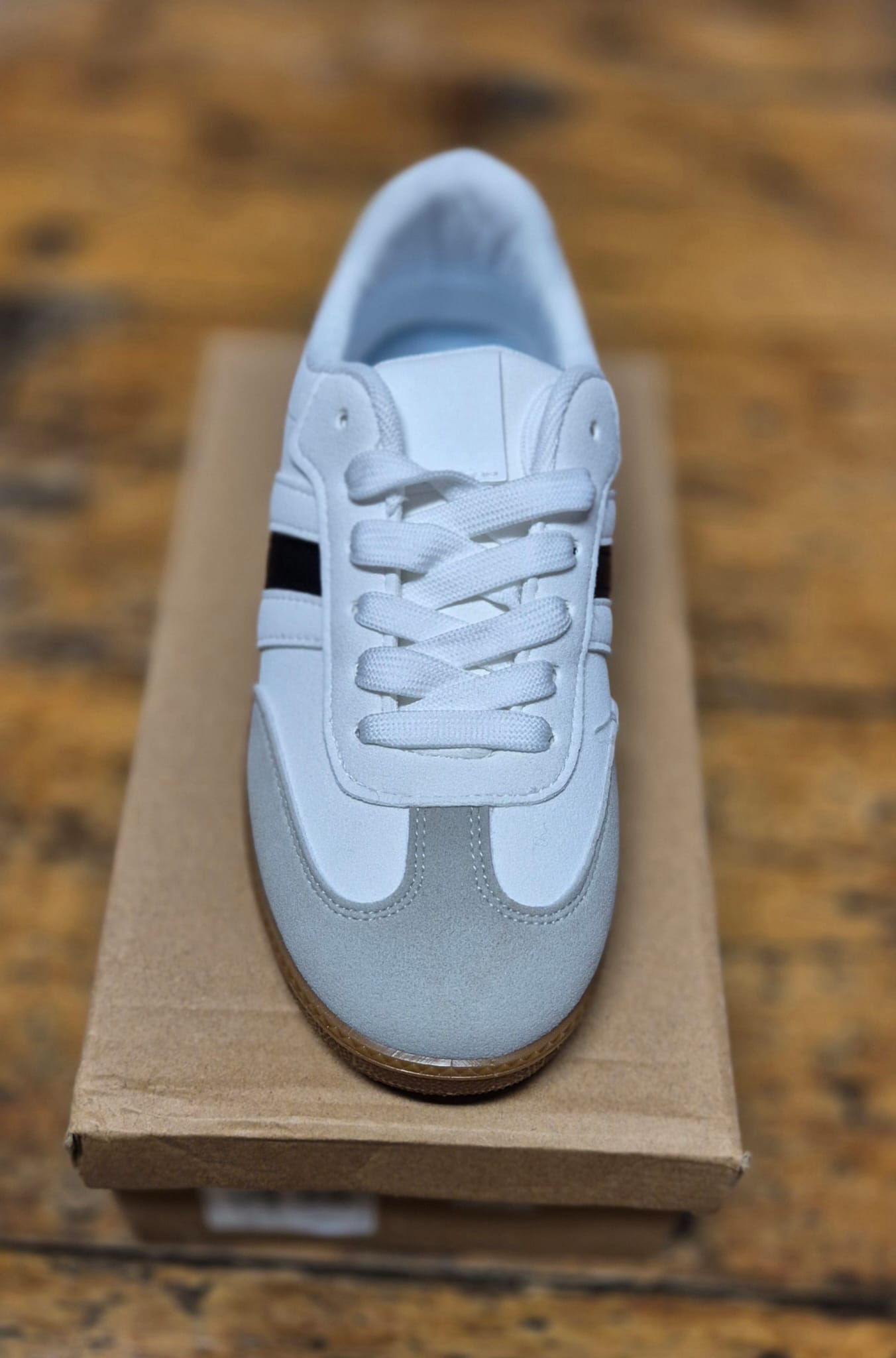 New classic white trainer