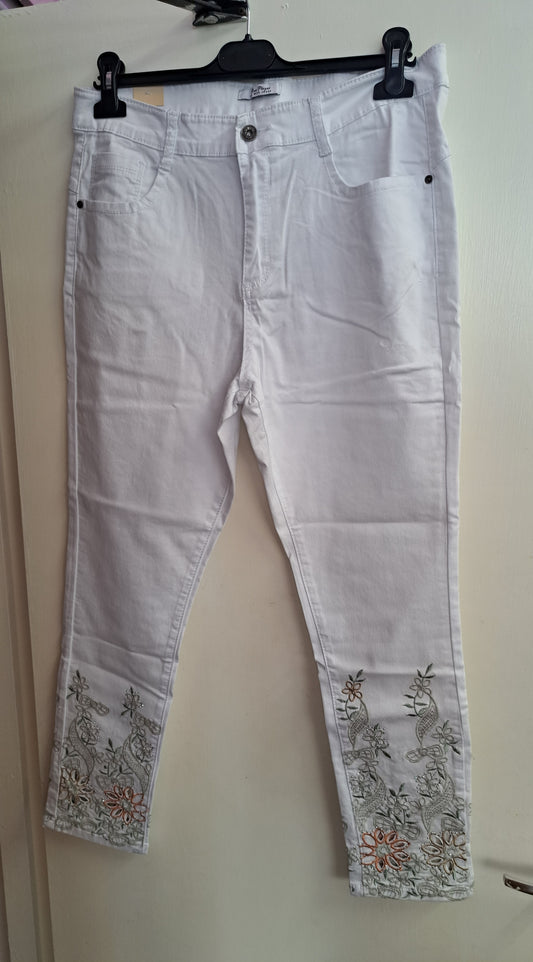 Rose Player White Embroidery Leg Jeans