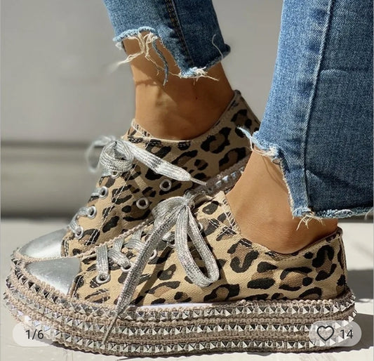 Leopard stud trainer